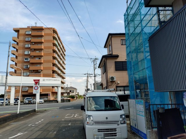 川越市氷川町　4LDK+カースペース2台付き　新築戸建ての前面道路含む現地写真