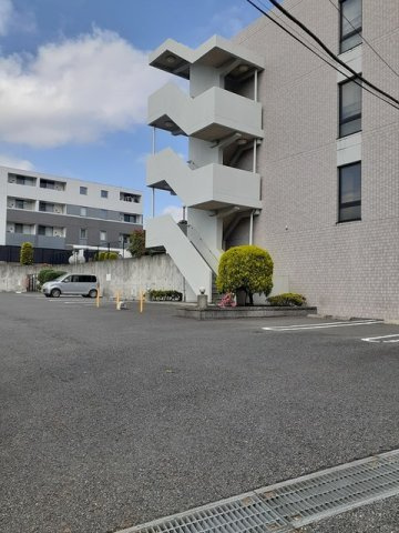 アルドーレ　芹沢の駐車場