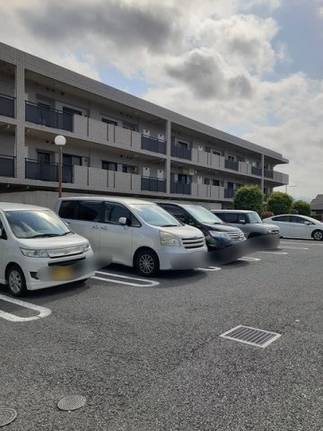 アルドーレ　芹沢の駐車場
