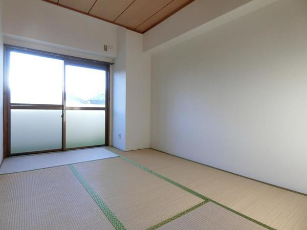 レジデンス向陽の寝室|西向日エリアの3DK。押入収納付きで荷物を整理できる和室