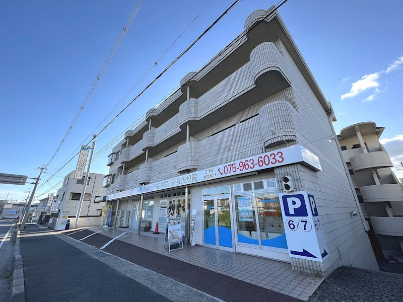 レジデンス向陽の外観|西向日駅徒歩6分。落ち着いた街並みに馴染むタイル張りのRC造