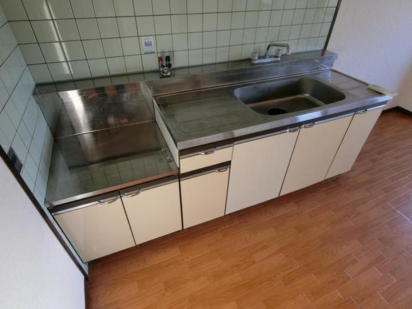 レジデンス向陽のキッチン|システムキッチン完備。お料理がはかどる広々とした調理スペース