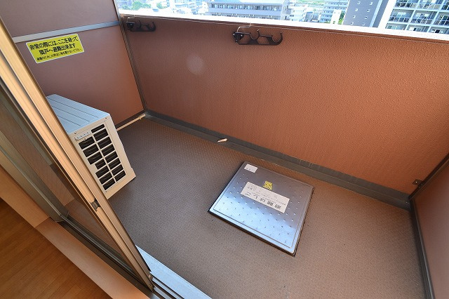 第26友建ビルのバルコニー|参考写真