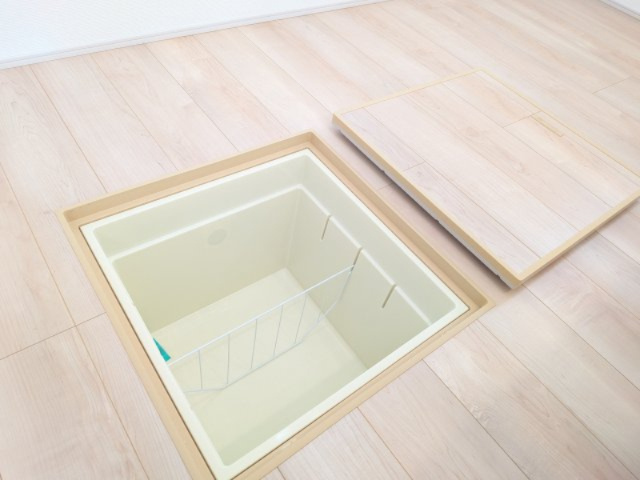 鎌ケ谷市南初富1丁目924番　新築戸建てのキッチン|災害時にも安心な備蓄品の保管スペースとして活用可能。
日常使わないモノを隠して収納し、生活空間を広く使えます。
