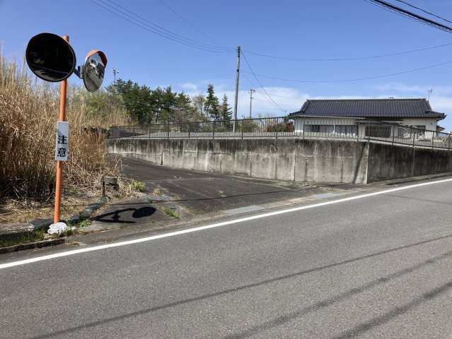 富岡町小浜 中古一戸建ての前面道路含む現地写真