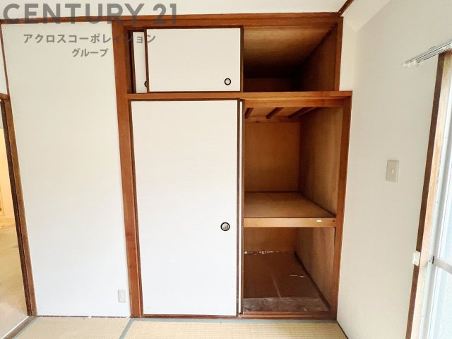押入れは季節の衣類、寝具などを収納できます。伝統的な美しさと実用性が融合し、収納物を保護する調湿・換気効果があります。使い方によっては書類や小物なども効果的に整理でき空間を有効活用できます。