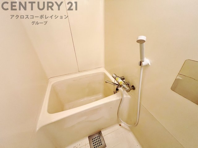 ユニットバスは省スペースでありながら、シンプルな設計と使いやすさを備え、簡便なメンテナンスが可能です。またミラー・小物置き場もあり便利です。