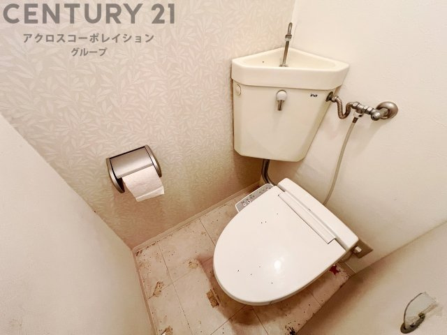 温水洗浄便座付トイレは温水洗浄機能により、暖かい水でおしりを洗浄することができ、冷たい水を使う従来の便座に比べ、温水洗浄機能で暖かいトイレを提供し、快適な使用を可能にします。