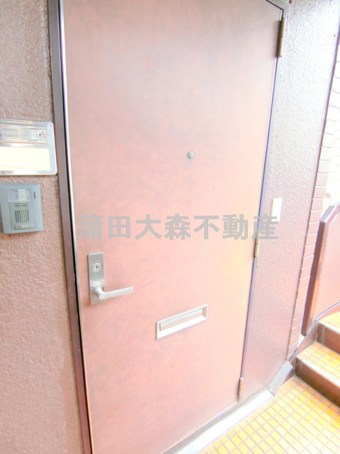 プラスワンビルの玄関