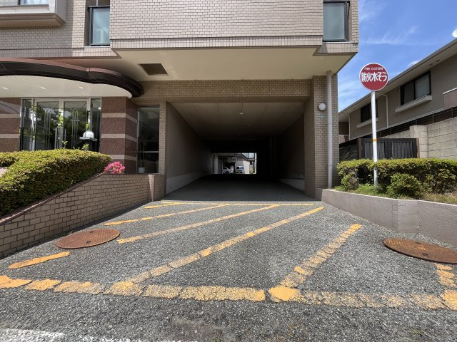 オーガスタコート夙川　4階の駐車場|車をお持ちの方に嬉しい駐車場付きの物件です