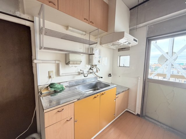 大橋西ビルのキッチン|キッチンにも窓が有る明るいリビングです。