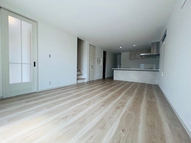 加古川市加古川町寺家新築戸建の居間・リビング|リビングの様子がよく見えるカウンターキッチン♪