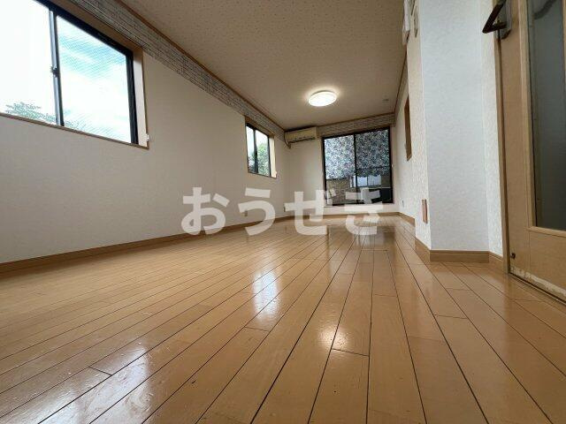清水ヶ丘戸建ての居間・リビング