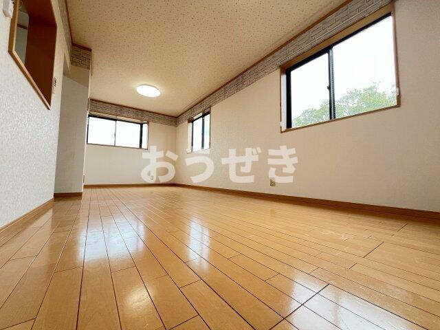 清水ヶ丘戸建ての居間・リビング