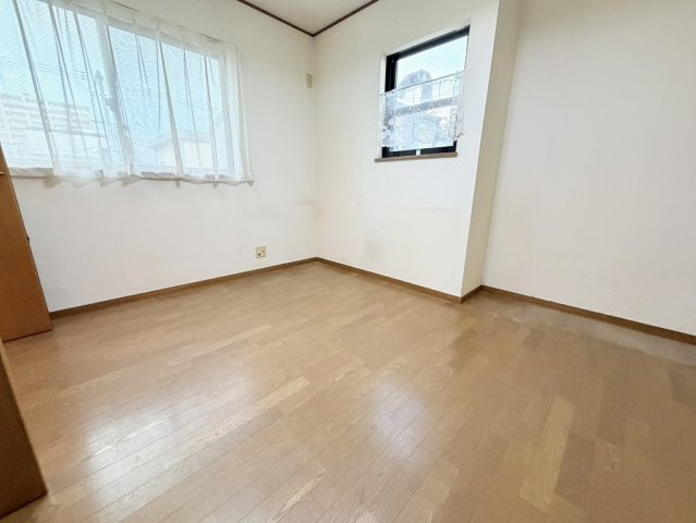 神戸市長田区御屋敷通六丁目中古戸建の洋室|各部屋通風、採光共に良好です♪