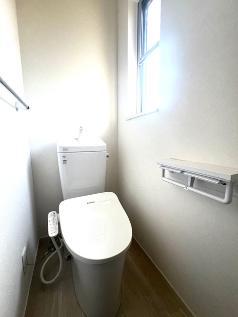 神戸市長田区東丸山町のトイレ|窓がある明るいトイレ。
念願のマイホーム購入をお手伝いいたします