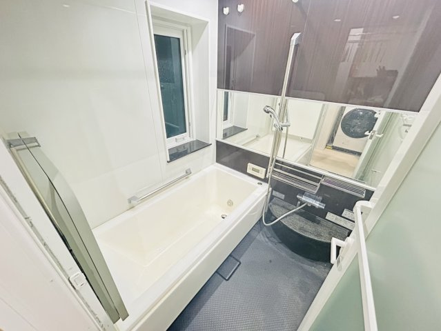 長田区西山町４丁目　中古戸建の浴室|横長ミラーを採用した浴室。空間に奥行をもたらし、バスルームが広々とした印象に♪