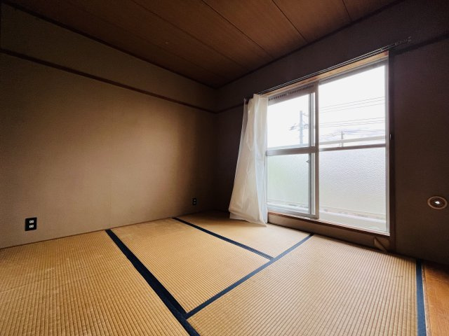 名谷27団地１０号棟3階の和室|和室が落ち着きある空間を演出します。