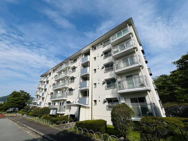 横尾団地71号棟の外観|緑も多く、植木はきちんと管理されてますので気持ち良くお過ごししていただけます♪