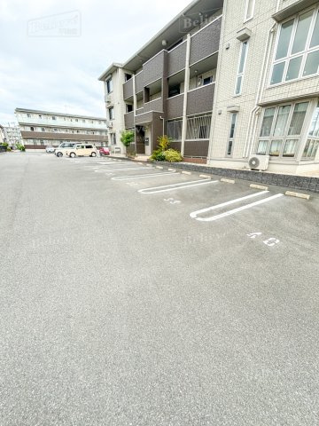 ペルラディアマンテ　B棟の駐車場|駐車スペースもあります☆