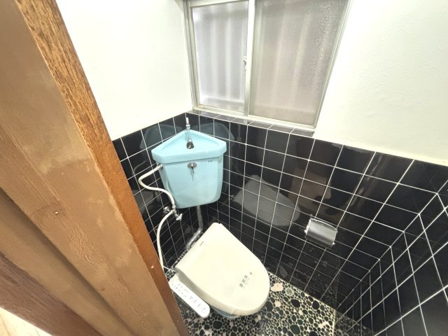羽曳野市広瀬の一戸建てのトイレ