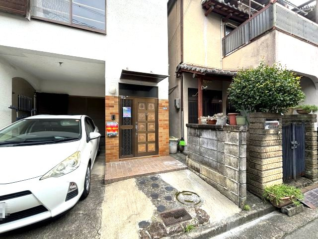 羽曳野市広瀬の一戸建てのエントランス