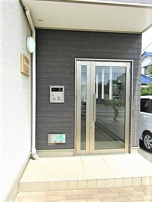 小平市小川町２丁目のアパートのエントランス