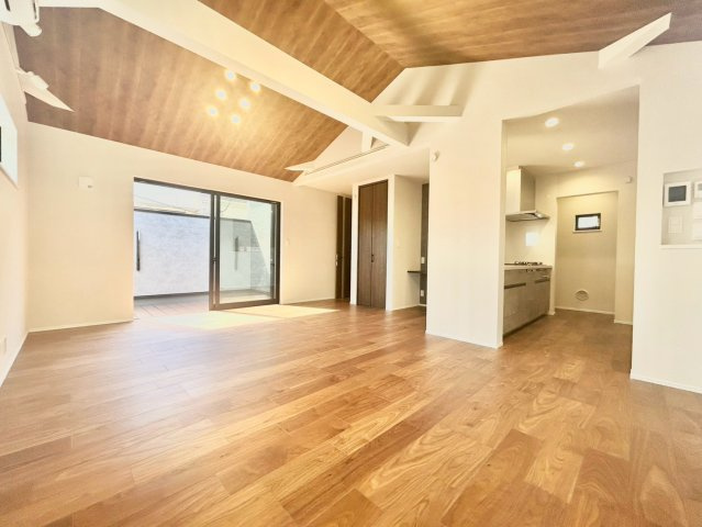 荒川区西尾久2丁目　新築戸建の居間・リビング|床暖房付き！足元からポカポカと空間全体に暖かさが広がります。

現地ご見学希望・資料請求などお気軽にお問い合わせ下さい！
03-5990-5201