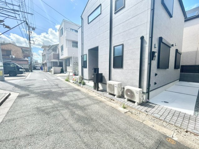 荒川区西尾久2丁目　新築戸建の前面道路含む現地写真|都市機能の利便性と豊かな緑に恵まれた住環境！

現地ご見学希望・資料請求などお気軽にお問い合わせ下さい！
03-5990-5201