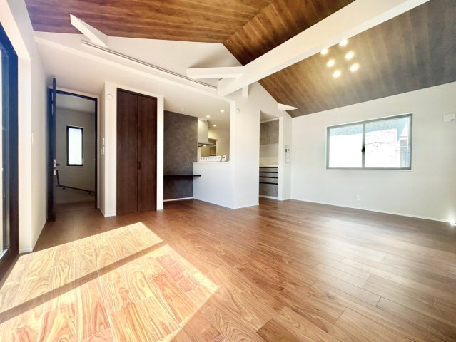 荒川区西尾久2丁目　新築戸建の居間・リビング|18.7帖の広いリビングはご家族が自然と集まる居心地の良い空間。

現地ご見学希望・資料請求などお気軽にお問い合わせ下さい！
03-5990-5201