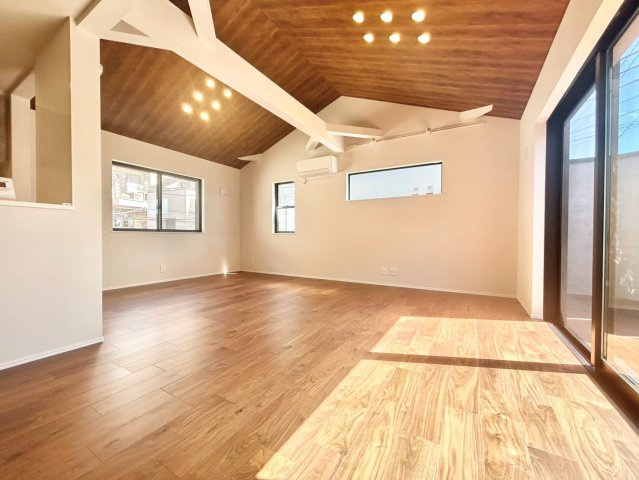 荒川区西尾久2丁目　新築戸建の居間・リビング|勾配天井を採用しているため、より一層の開放感を感じることができます。

現地ご見学希望・資料請求などお気軽にお問い合わせ下さい！
03-5990-5201