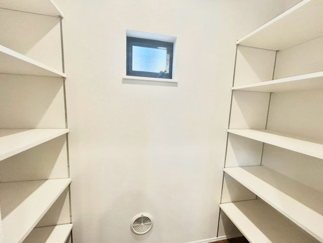 荒川区西尾久2丁目　新築戸建の収納|パントリーがあれば調理器具までスッキリ！食品の在庫も分かりやすく取り出しもスムーズ。

現地ご見学希望・資料請求などお気軽にお問い合わせ下さい！
03-5990-5201