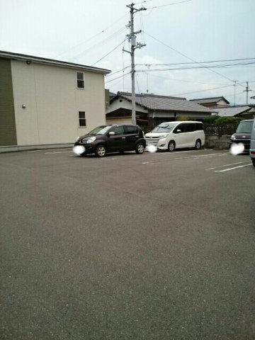 ガーデンヒルズ吉岡の駐車場