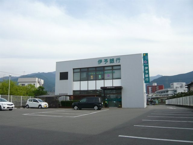 ロカルモラン　Ｂの周辺|伊予銀行角野支店まで800m