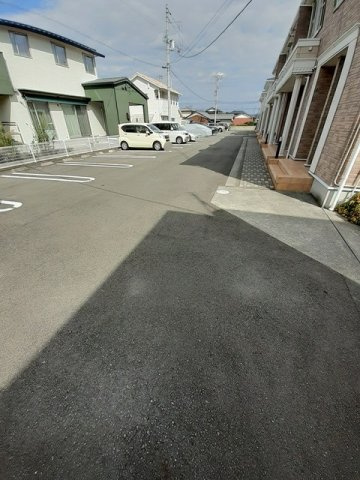サンリット・ウエストの駐車場