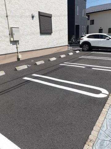 【駐車場】 | メゾン・ド・シェリュバンⅤ | 車をお持ちの方に嬉しい駐車場付きの物件です
