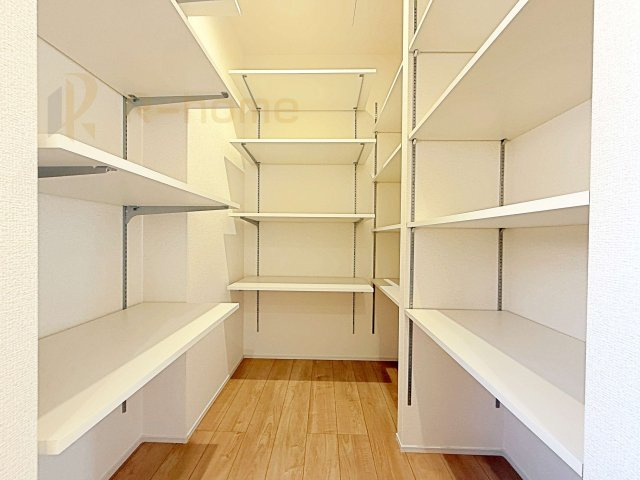ひたちなか市栄町1期　新築戸建て　1号棟の収納|キッチンにはパントリーを設置！キッチン回りの整理整頓の悩みも解決♪
