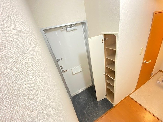 レオパレス拓亀島の玄関