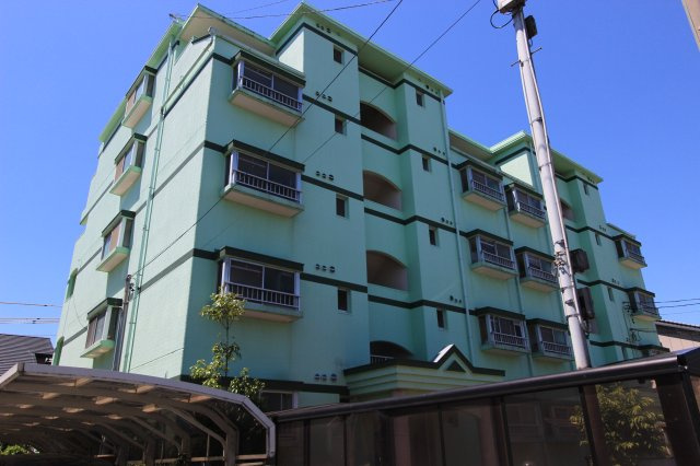 アイオーマンションの外観|緑の建物でわかりやすいです。
