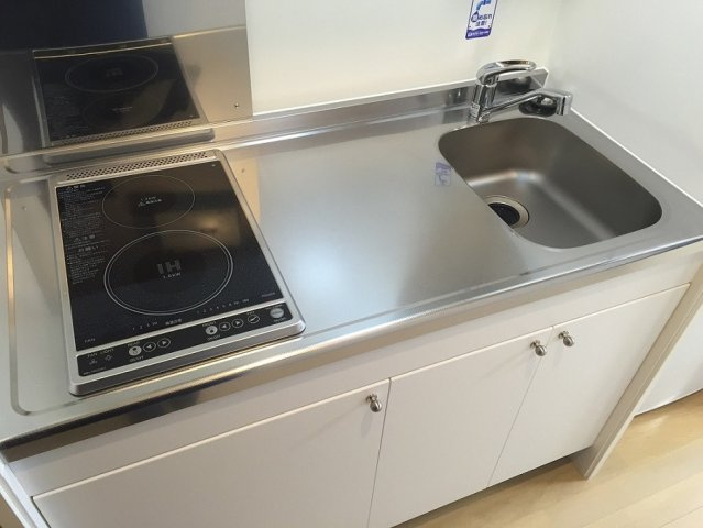 クレイノ吹上のキッチン|電気コンロ２口タイプ。作業スペースが広く料理がしやすい♪
