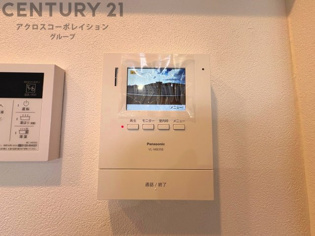 訪問者が来たときにテレビ画面で確認できるため、安心してドアを開けられます。録画機能があるものもあり、留守中に来訪者を記録しておくことができます。利便性が高く、セキュリティ面でも安心です。

