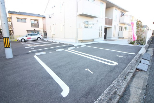 サニーノーブルの駐車場