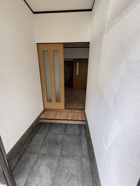 梶町4丁目貸家の玄関