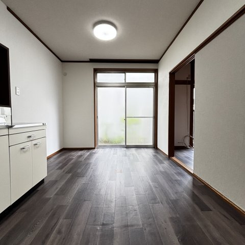 枚方市須山町車庫付き戸建の居間・リビング