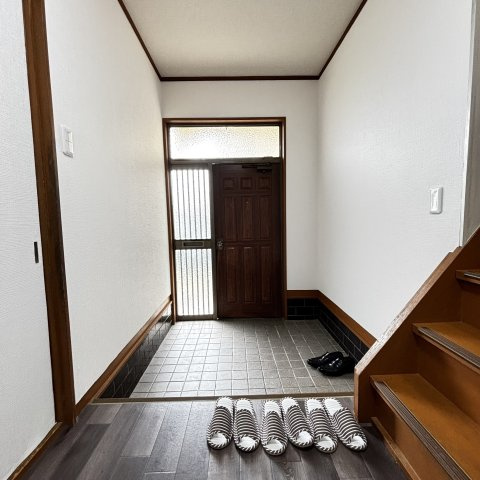 枚方市須山町車庫付き戸建の玄関