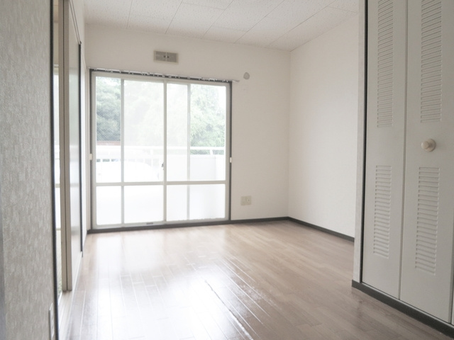 サンハイツ第二の居間・リビング|人気のフローリングです。