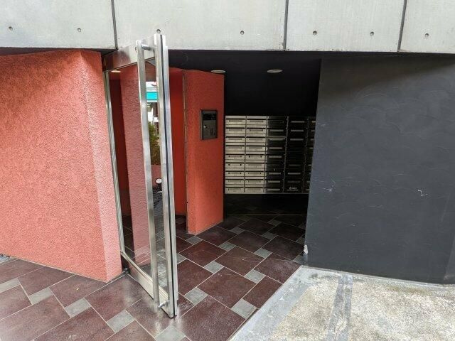 リュクス千歳船橋のエントランス