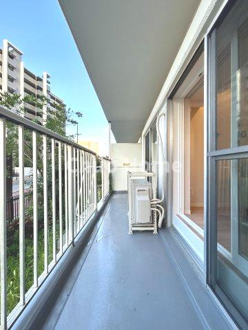 マンション東陽町のバルコニー|【バルコニー】幅もあって、奥行きもあるゆとりのバルコニー。洗濯物を干したり乾かしたりだけでなく、ただ出てみるだけでも気持ちいいですよ。