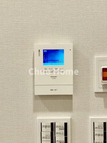 マンション東陽町のセキュリティ|【モニターホン】誰が来たかすぐにわかるカラーモニター付きインターホン。通話ボタンを押すまでは室内の音は漏れていませんので相手を確かめてから応対できます。