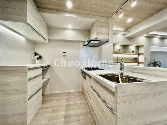 マンション東陽町のキッチン|ワイドで収納豊富なシステムキッチン